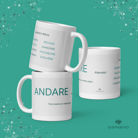 Tazza Lessico Attivo ANDARE SigmaBitAd in ceramica bianca, immagine composita con tre viste: lato con la scritta “ANDARE”, lato “Lessico Attivo” con elenco di verbi alternativi e lato con la scritta “Allenalo!”.