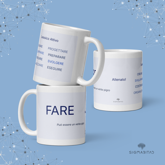 Tazza Lessico Attivo FARE SigmaBitAd in ceramica bianca, immagine composita con tre viste: lato con la scritta “FARE”, lato con verbi alternativi e lato con invito “Allenalo!”.