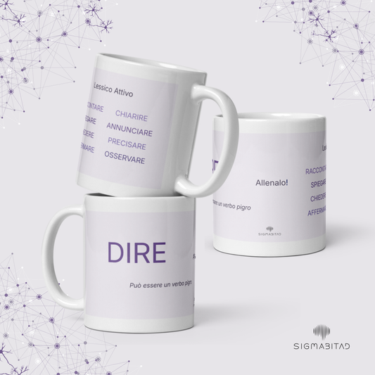 Tazza Lessico Attivo DIRE SigmaBitAd in ceramica bianca, immagine composita con tre viste: lato con la scritta “DIRE”, lato con verbi alternativi e lato con invito “Allenalo!”.