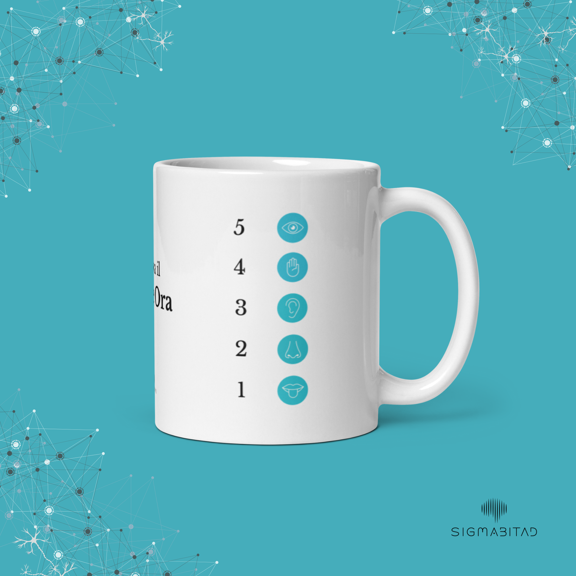 Tazza Qui e Ora SigmaBitAd in ceramica bianca, lato con icone dei cinque sensi per l’esercizio 5-4-3-2-1.