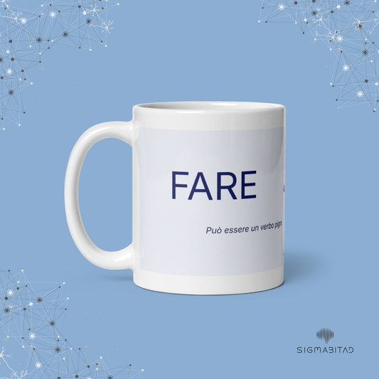 Tazza Lessico Attivo FARE SigmaBitAd in ceramica bianca, lato con il verbo “FARE” e frase introduttiva “Può essere un verbo pigro”.