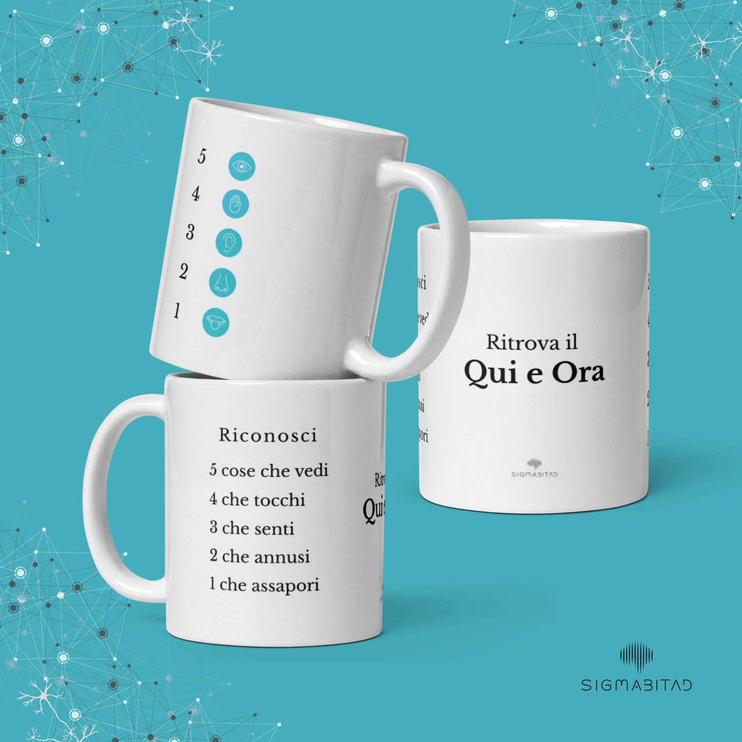 Tazza Qui e Ora SigmaBitAd in ceramica bianca, immagine composita con tre lati: lato con esercizio di grounding 5-4-3-2-1 in forma scritta, lato con icone dei cinque sensi e lato opposto al manico con scritta centrale “Ritrova il Qui e Ora”.