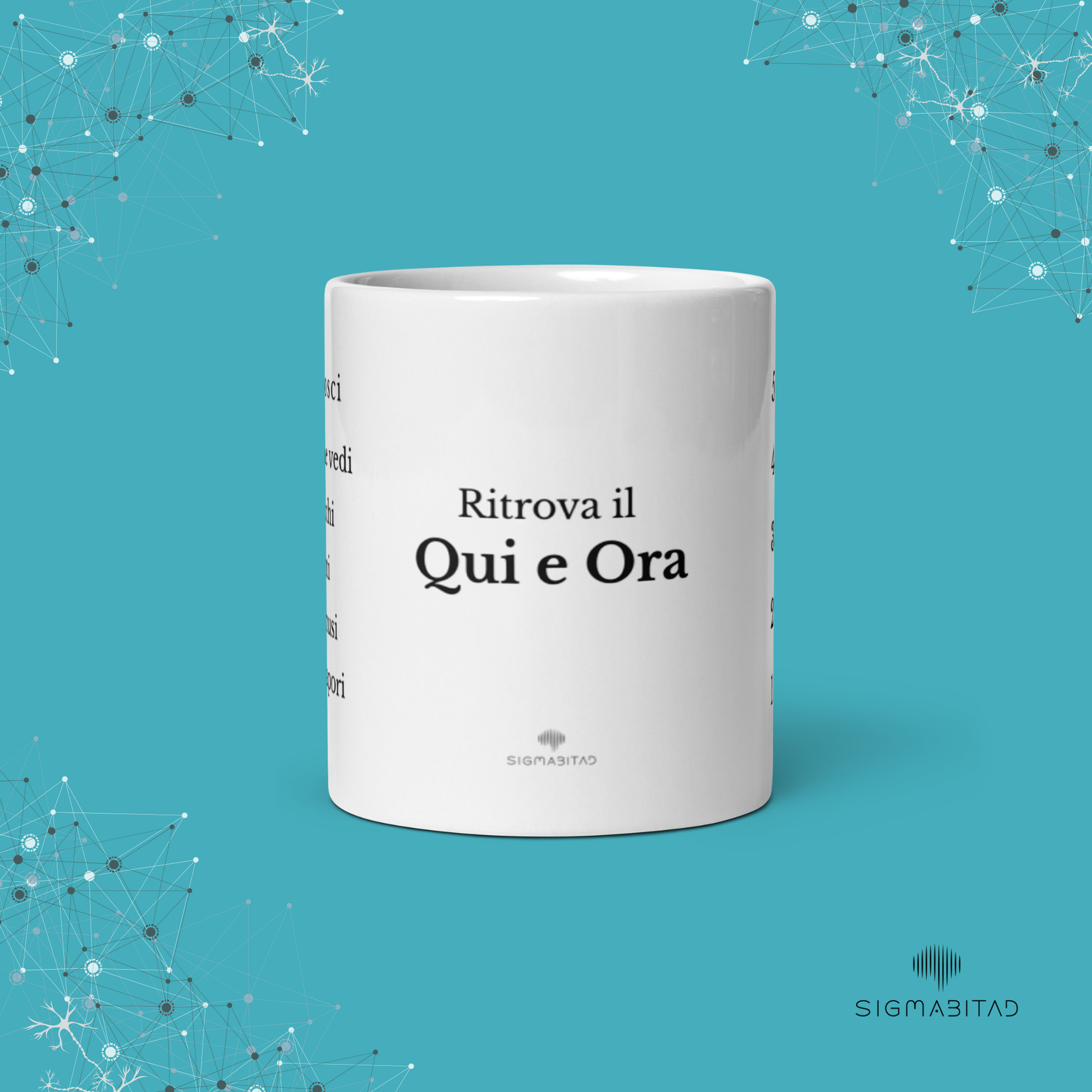 Tazza Qui e Ora SigmaBitAd in ceramica bianca, lato centrale opposto al manico con la scritta “Ritrova il Qui e Ora”.